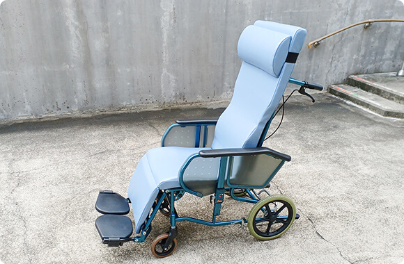 リクライニング車いす
